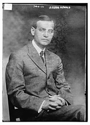 en:J. Clyde Oswald circa 1915
Bain News Service, publisher.
J. Clyde Oswald
[between ca. 1910 and ca. 1915]
1 negative : glass ; 5 x 7 in. or smaller.
Notes:Title from unverified data provided by the Bain News Service on the negatives or caption cards.Forms part of: George Grantham Bain Collection (Library of Congress).
Format: Glass negatives.
Rights Info: No known restrictions on publication.
Repository: Library of Congress, Prints and Photographs Division, Washington, D.C. 20540 USA, hdl.loc.gov/loc.pnp/pp.print
General information about the Bain Collection is available at hdl.loc.gov/loc.pnp/pp.ggbain
Persistent URL: hdl.loc.gov/loc.pnp/ggbain.15937

Call Number: LC-B2- 3044-16