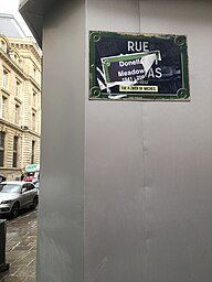 Plaque de la rue Albert-Thomas (Paris) avec fausse plaque Donella Meadows apposée au dessus par le collectif Osez le féminisme.