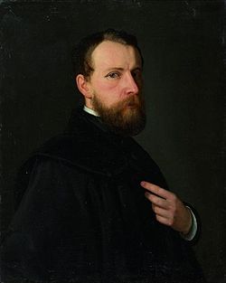 w:de:Heinrich Ferdinand Hofmann: Selbstporträt mit schwarzem Umhang. Bezeichnet unten rechts: H. Hofmann. Öl auf Leinwand. 67 x 54 cm.