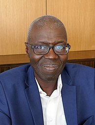 Le philosophe sénégalais Souleymane Bachir Diagne, professeur à l'université Columbia de New-York, présentant son ouvrage En quête d'Afrique(s), coécrit avec l'anthropologue français Jean-Loup Amselle, dans le cadre des Bibliothèques idéales, à la Cité de la Musique et de la Danse à Strasbourg.