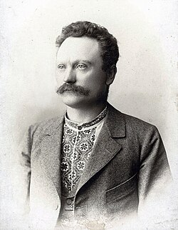 Франко Іван, 1896 р. Фото погрудне, вишивана сорочка, піджак у дрібну клітинку. Внизу фірменний значок.
Фотопортрет Івана Франка у сорокарічному віці. Письменник одягнений у вишиту сорочку та піджак у дрібну клітинку. Внизу фірменний значок. До ґудзика жилетки прикріплено ланцюжок від кишенькового годинника, що у внутрішній кишені піджака.

Часто цю відому світлину Івана Франка помилково датують 1898-м роком. Це зумовлено тим, що саме тоді воно було опубліковане у виданні 