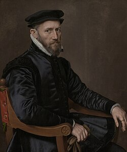 Portret van Sir Thomas Gresham. Koopman en financieel agent der Engelse kroon in de Nederlanden, stichter van de Londense beurs en van Gresham College te Londen. Zittend in een stoel, handschoenen in de rechterhand. Pendant van SK-A-3119.