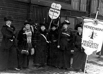 Vrouwenkiesrecht in Nederland. Betoging voor grondwettelijke gelijkstelling van man en vrouw, 1914. Bestuursleden gekleed in wintermantels en allen met hoed, van de 