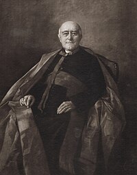 L'historien Louis Duchesne (1843-1922), pastel par Zoé Lucie  Betty Lambert de Rothschild, signé Lucie Lambert, daté de 1911, don de l'original par le docteur Paul Miniac (1927-1995) à la Ville de Saint-Malo en 1972. Cliché collection Marie-Anne Miniac, Rennes, France.