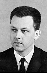 Portretfoto van de hoogleraar Peperzak te Delft. Dr. A. Th. Peperzak aanvaardde op 22 februari 1967 in het openbaar het ambt van bijzonder hoogleraar in de wijsbegeerte vanwege de St. Radboudstichting in de afdeling der Algemene Wetenschappen, met een rede getiteld: Techniek en dialoog
Adriaan Theodoor Peperzak werd 3 juli 1929 te Malang geboren. Aan het Stedelijk Gymnasium behaalde hij in 1947 het einddiploma a. Van 1948 tot 1950 verrichtte hij filosofische studie te Venray. Van 1950 tot 1955 ontving hij te Alverna en te Weert een theologische opleiding, waarna hij een pastoraal jaar te Maastricht vervulde. In 1957 behaalde hij aan het Hoger Instituut voor Wijsbegeerte te Leuven het licentiaat 