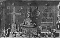 Gravure de Dom Félibien de 1706 montrant l'une des armoires du trésor de St-Denis contenant entre autres l'aiguirère d'Aliénor, l'Aigle de Suger, la Croix de Suger, Joyeuse, l'aiguière de sardoine, la navette godronée de St-denis, l'aiguière à décor d'oiseau, la Couronne de Charlemagne...